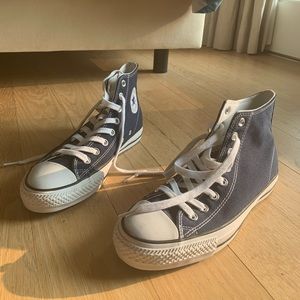 Super cute Navy blue converse!